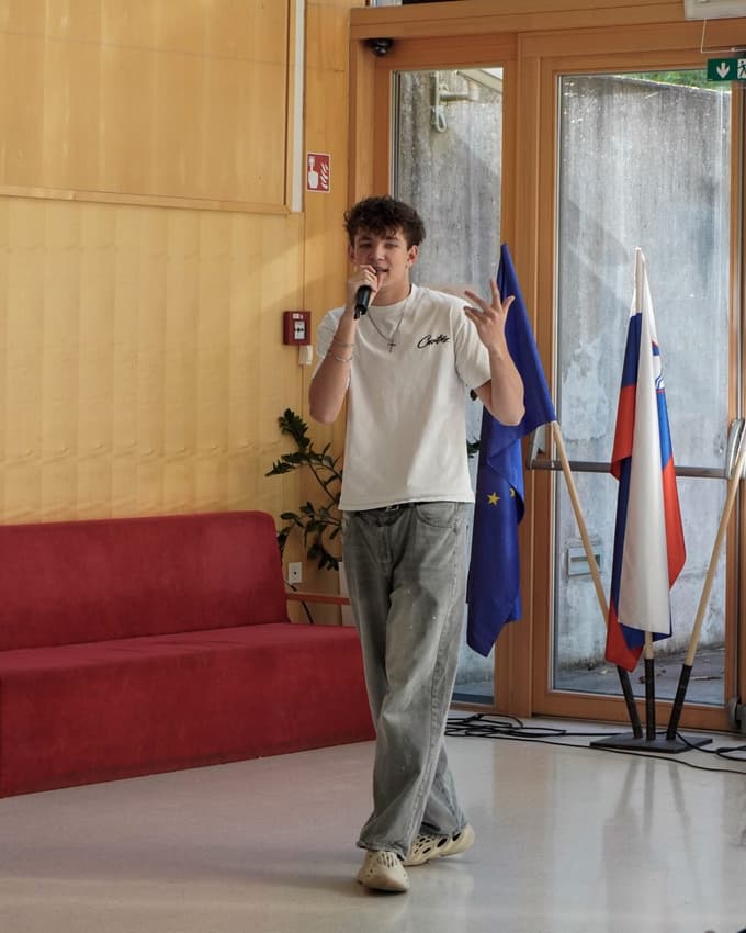 Podari nasmeh, srednja šola Ravne