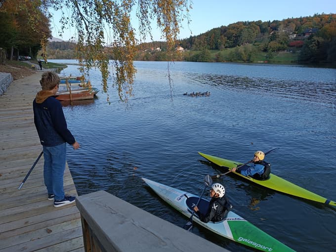 Nov pomol pri Ribiški koči ob Šmartinskem jezeru ima dva dela - na enem bodo svoje čolne privezovali člani ribiške družine, na drugem bodo uživali ostali obiskovalci.