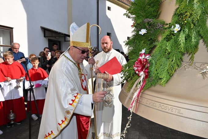 Zvonove je blagoslovil in mazilil mariborski nadškof Alojzij Cvikl.