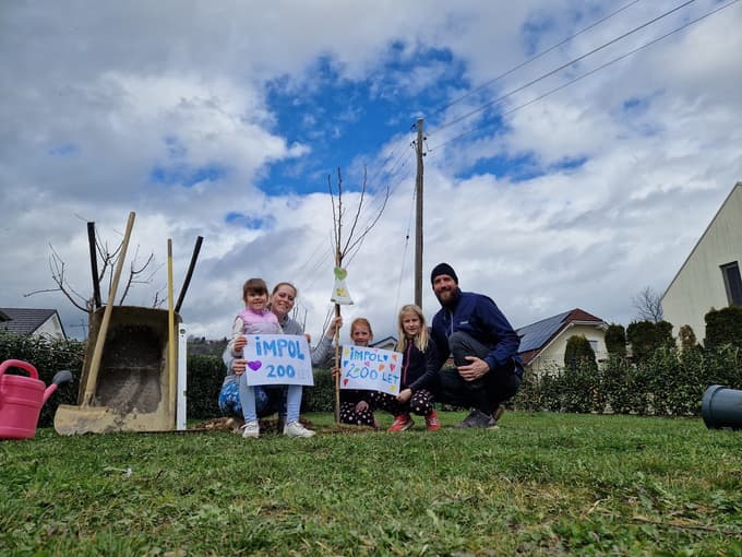 Zaposleni so posadili 200 dreves za 200 let Impola.