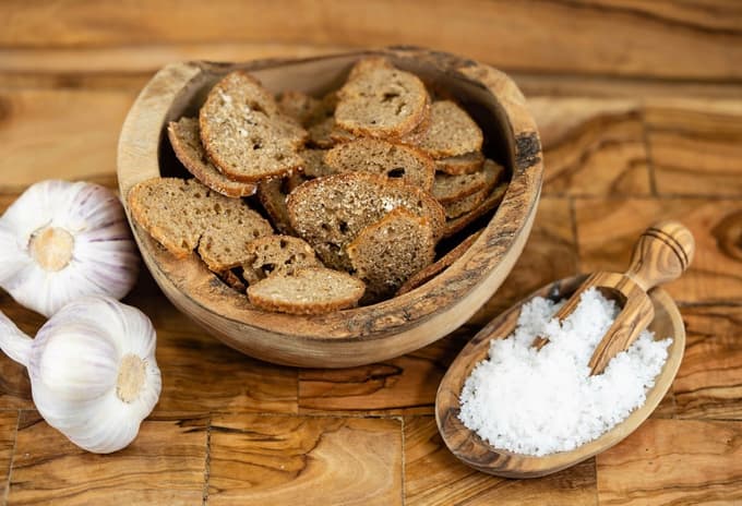 Slani kruhovi čipsi z zeliščno soljo