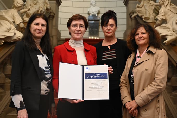 S podelitve listine (z leve): vodja Domoznanskega oddelka Knjižnice Ivana Potrča Ptuj Mira Petrovič, direktorica knjižnice Milena Doberšek, vodja Študijskega oddelka Božena Kmetec-Friedl in Melita Zmazek iz Domoznanskega oddelka