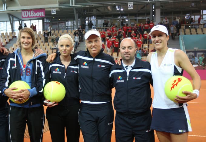 Aprila 2010 so Slovenke v Lukni v pokalu Fed igrale proti Japonski; od leve: Polona Hercog, Tadeja Majerič, Maša Zec Peškirić, kapetan reprezentance Iztok Božič in Katarina Srebotnik.