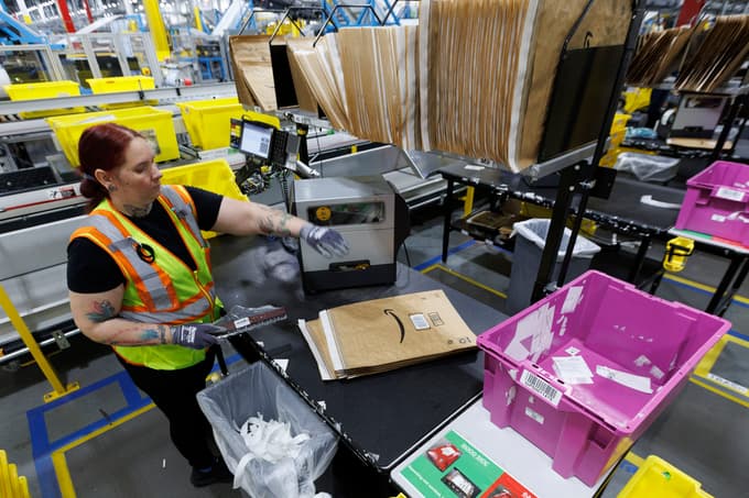 Jasno tudi ni, kakšne bodo posledice za skladiščne/dostavne enote Amazona, saj je trenutno fokus na korporativnih oddelkih, a dolgoročno je možna širša preobrazba.