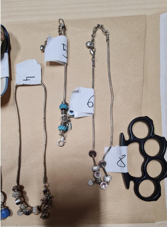 Zaseženo hladno orožje (kovinski bokser)