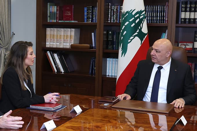 Libanonski predsednik Joseph Aoun z visoko ameriško odposlanko za regijo Morgan Ortagus