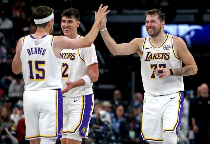 (VIDEO in FOTO) Luka Dončić s trojnim dvojčkom popeljal Lakerse do pete zmage, novi lastnik sedel ob igrišču