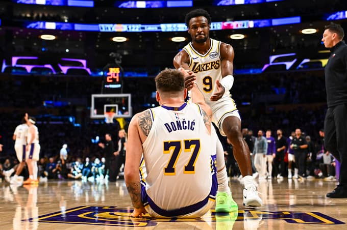 (VIDEO in FOTO) Luka Dončić s trojnim dvojčkom popeljal Lakerse do pete zmage, novi lastnik sedel ob igrišču