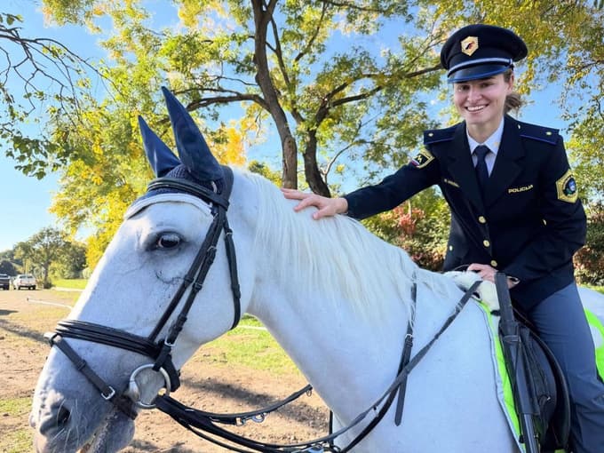 Nika Križnar Vodan se je tokrat odločila za jahanje konja v policijski uniformi.