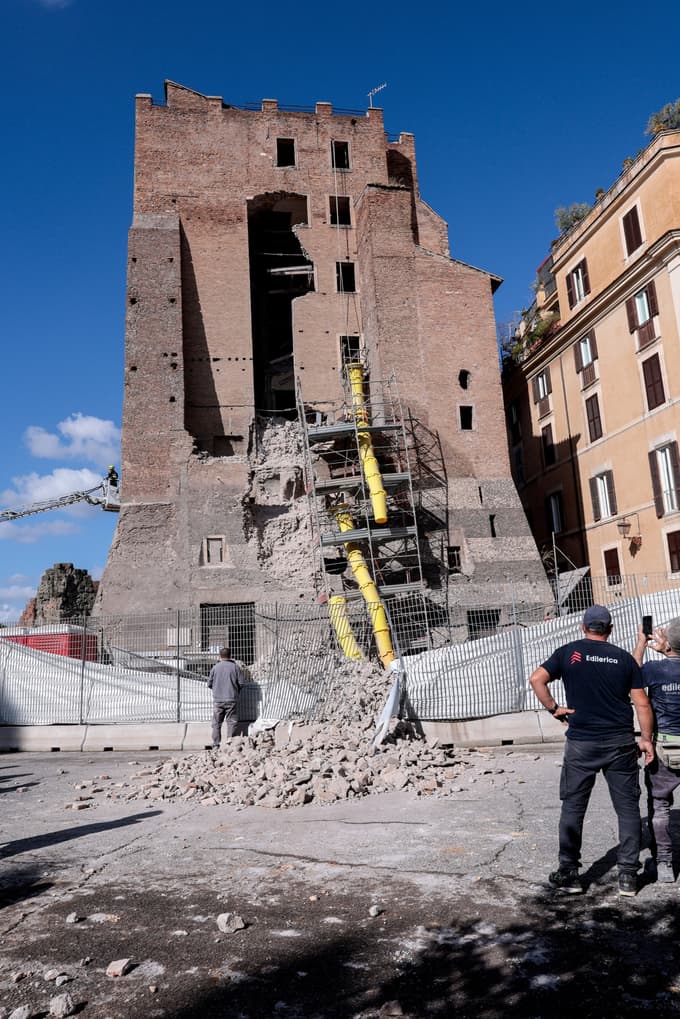 (FOTO) V porušenju dela srednjeveškega stolpa v Rimu več poškodovanih, delavec ujet v ruševinah