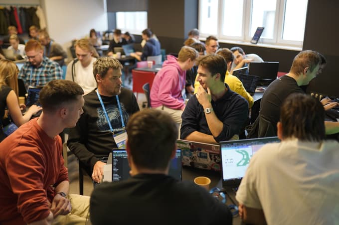 (FOTO) Hack the Future Hackathon 2025 navdušil z rešitvami za prihodnost financ in zavarovalništva