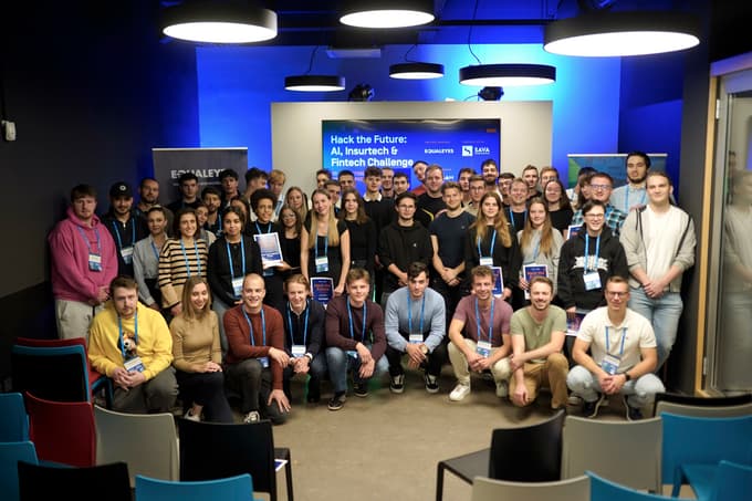 Več kot 50 inovatorjev v 17 ekipah je iskalo načine, kako pametne tehnologije - predvsem umetno inteligenco - vpihniti v zavarovalniške in finančne storitve.