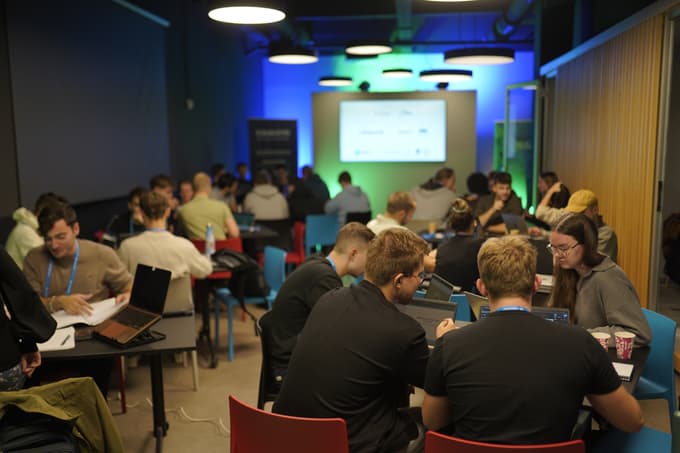 (FOTO) Hack the Future Hackathon 2025 navdušil z rešitvami za prihodnost financ in zavarovalništva