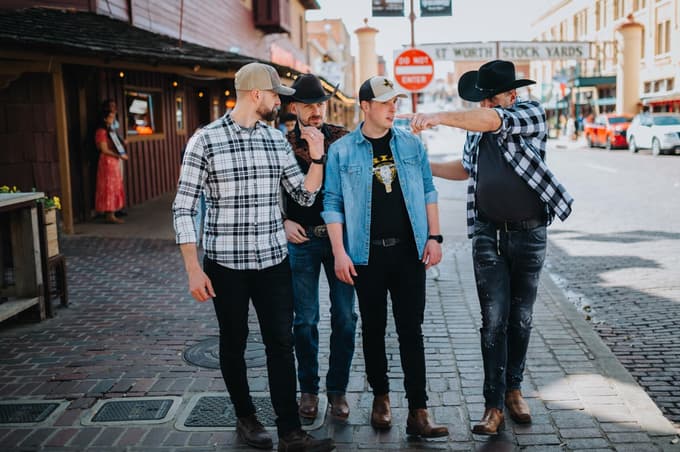 (VIDEO) Zdaj je jasno, kaj je Saša Lešnjek počela s Fehtarji v Dallasu: "S fanti smo se odlično ujeli"