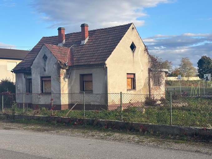 Razpadajoča fasada in dotrajana konstrukcija sta opozorilo, da se prenove stare hiše ne smemo lotevati brez projekta in strokovnega nadzora.