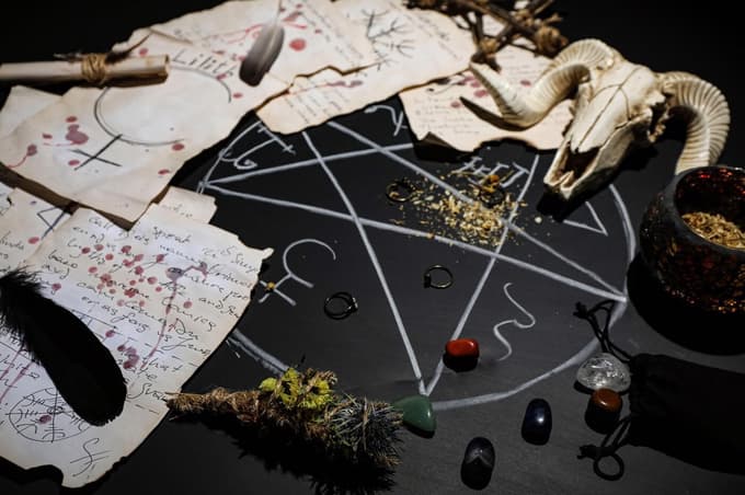 Groza pred hišo: Moški izvedel satanistični ritual z odsekano kravjo glavo, prestrašena ženska poklicala policijo