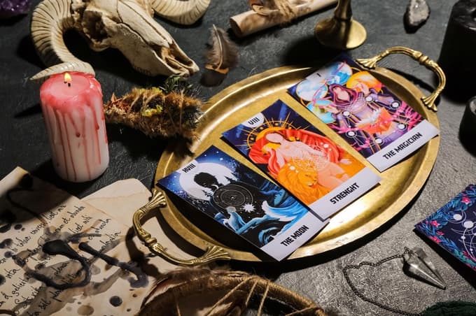 Groza pred hišo: Moški izvedel satanistični ritual z odsekano kravjo glavo, prestrašena ženska poklicala policijo