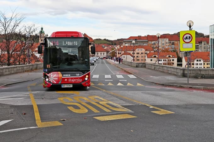 Velika sprememba v mariborskih avtobusih: Marprom ukinja plačevanje z gotovino pri vozniku, vozovnice bodo dražje