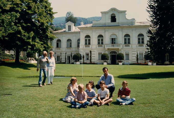 Družina kot iz slikanice, le da to nikoli ni bila. Agnelliji v objemu domačega razkošja leta 1986. 
 
