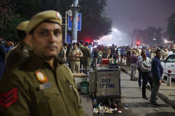 (FOTO) Po eksploziji avtomobila v New Delhiju več mrtvih in ranjenih. Koliko, še ni potrjeno