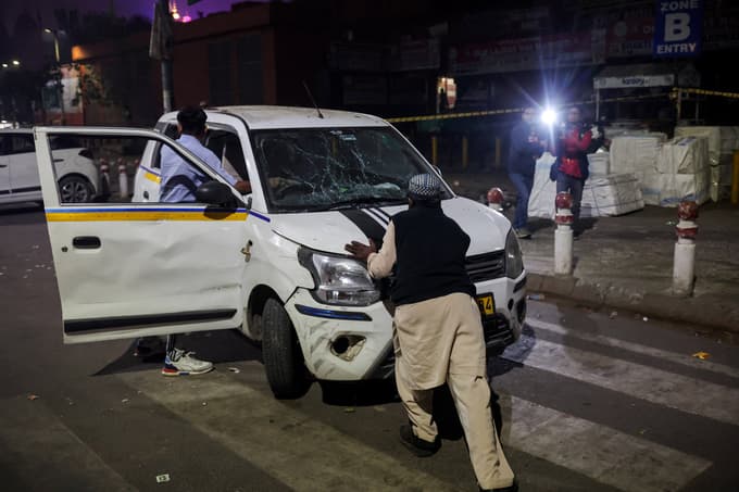 (FOTO) Po eksploziji avtomobila v New Delhiju več mrtvih in ranjenih. Koliko, še ni potrjeno