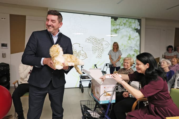 (FOTO) Aleš Musar Domu starejših občanov Tezno podaril terapevtsko mačko