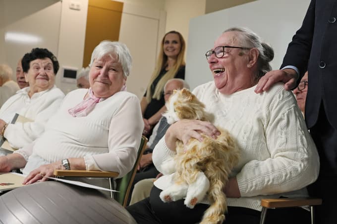 (FOTO) Aleš Musar Domu starejših občanov Tezno podaril terapevtsko mačko