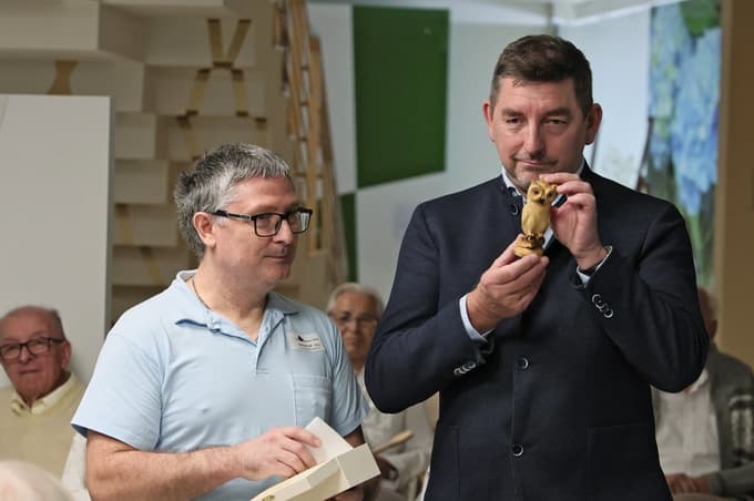 (FOTO) Aleš Musar Domu starejših občanov Tezno podaril terapevtsko mačko