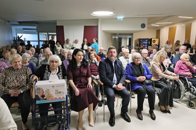 (FOTO) Aleš Musar Domu starejših občanov Tezno podaril terapevtsko mačko