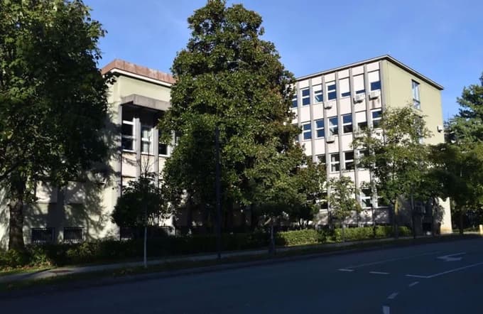 Ko se je 7. oktobra na novogoriškem sodišču končal priporni narok za osumljenega Alžirca, je bila že trda tema, a ga to ni oviralo pri skoku z višine približno šestih metrov.