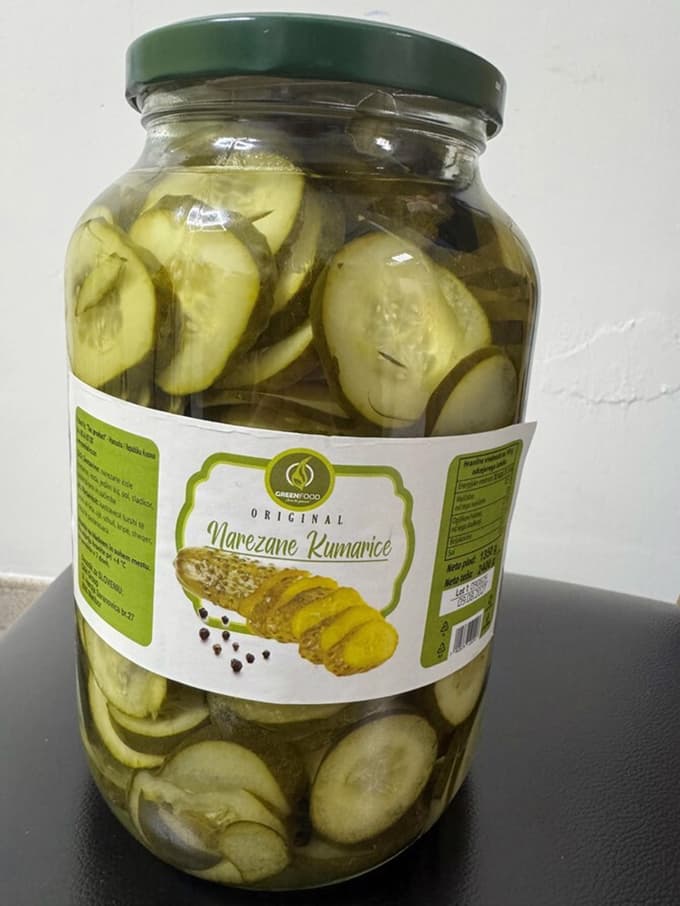 (FOTO) Saga z oporečnimi kumaricami se nadaljuje: Mariborsko podjetje iz Kosova uvozilo neskladen izdelek