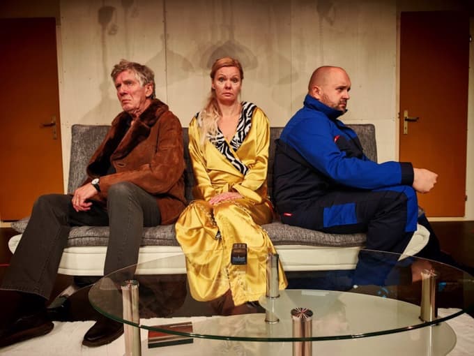 Koncev predstave je bilo po režiserkinem mnenju možnih več, nastajali so v sodelovanju z ekipo, tako da so skupaj izbrali najbolj smešnega.