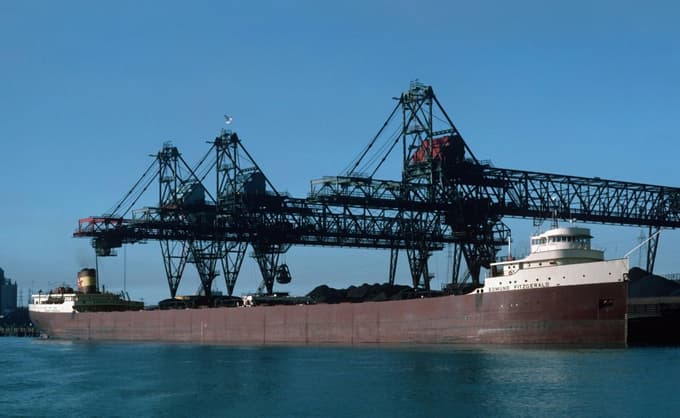 26 tisoč ton železove rude so nasuli skozi 20 loput, ki so verjetno usodnega večera popustile.