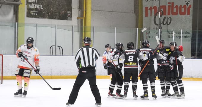 Lisjaki se znova lotijo morskih psov.