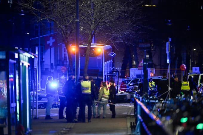 Žrtve na Švedskem: V popoldanski prometni konici dvonadstropni avtobus zapeljal v čakajoče na postaji