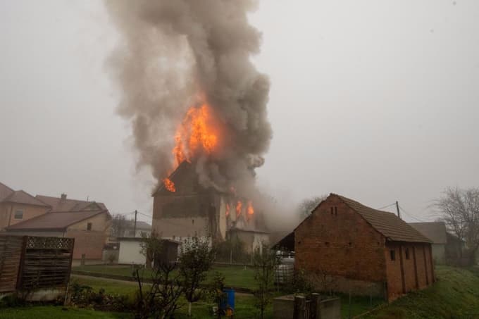 V gašenju je sodelovalo devet gasilskih društev iz Beltincev in okolice. 