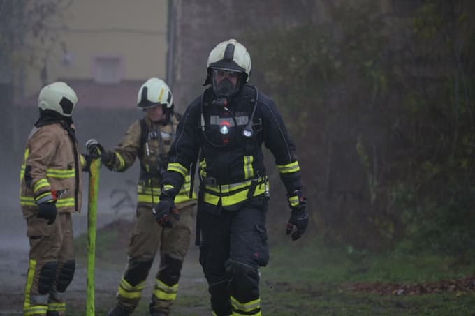 (FOTO in VIDEO) Zagorel stari mlin v Beltincih, nato se je požar razširil na trgovino s kemikalijami