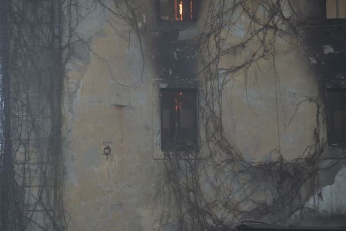 (FOTO in VIDEO) Zagorel stari mlin v Beltincih, nato se je požar razširil na trgovino s kemikalijami