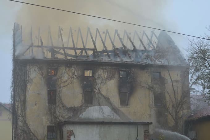 (FOTO in VIDEO) Zagorel stari mlin v Beltincih, nato se je požar razširil na trgovino s kemikalijami