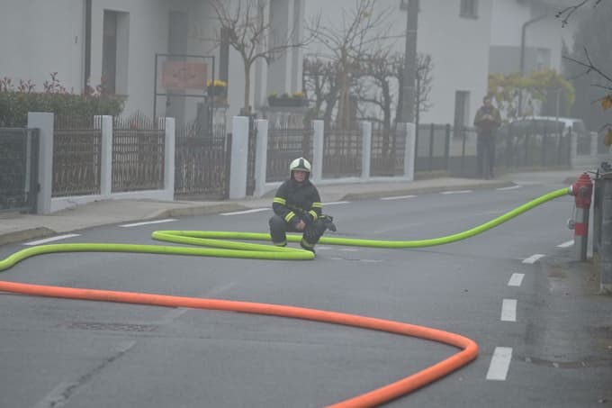(FOTO in VIDEO) Zagorel stari mlin v Beltincih, nato se je požar razširil na trgovino s kemikalijami