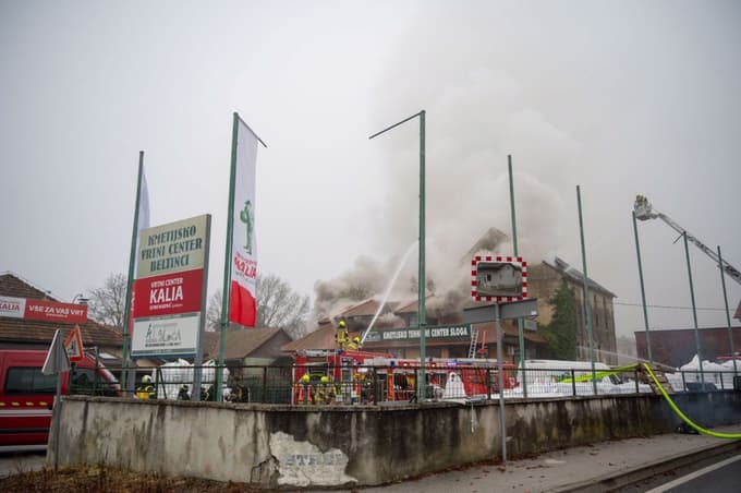 (FOTO in VIDEO) Zagorel stari mlin v Beltincih, nato se je požar razširil na trgovino s kemikalijami