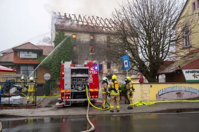 (FOTO in VIDEO) Zagorel stari mlin v Beltincih, nato se je požar razširil na trgovino s kemikalijami