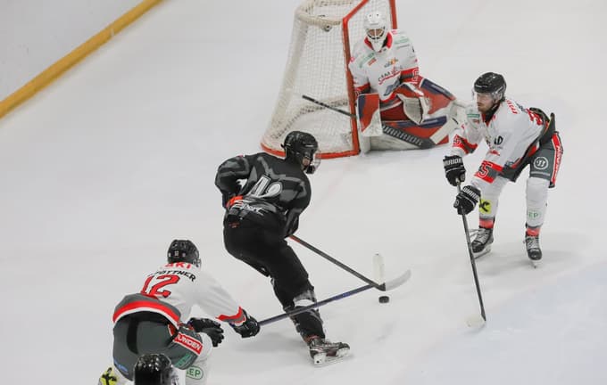 (FOTO) Razburljiv hokejski večer v Mariboru: Morski psi lisjakom pobegnili s plenom