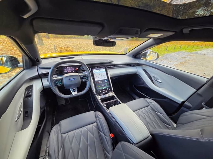 Notranjost je zelo minimalistična z velikim osrednjim zaslonom. Tipke na dotik niso dobre. 