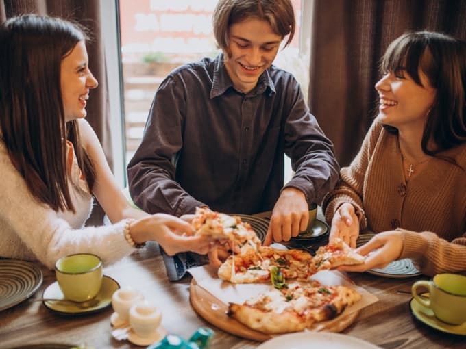 Pinsa je idealna rešitev, kadar želite nekaj posebnega, a nimate časa za zapleteno kuhanje. S pravimi sestavinami jo pripravite v manj kot četrt ure. 