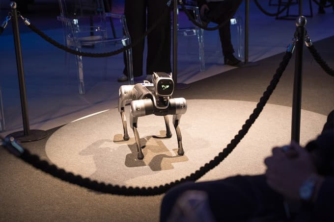 (FOTO) Roboti na pohodu: Oponašajo ljudi, hodijo po štirih, celo komunicirajo z navijači NK Olimpija Ljubljana