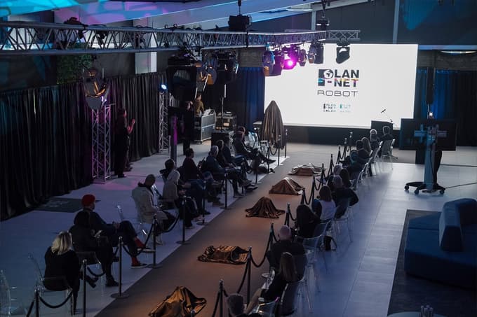 (FOTO) Roboti na pohodu: Oponašajo ljudi, hodijo po štirih, celo komunicirajo z navijači NK Olimpija Ljubljana