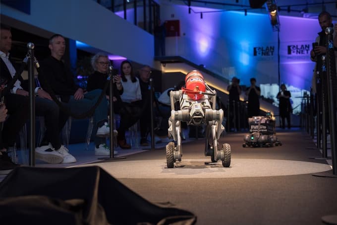 (FOTO) Roboti na pohodu: Oponašajo ljudi, hodijo po štirih, celo komunicirajo z navijači NK Olimpija Ljubljana