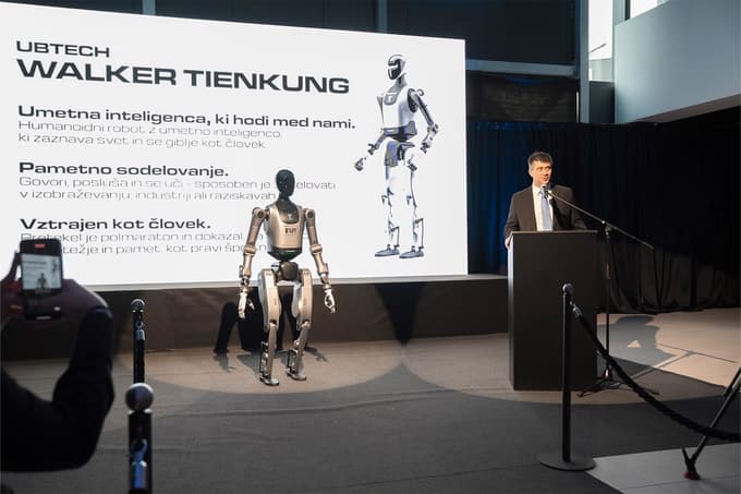 (FOTO) Roboti na pohodu: Oponašajo ljudi, hodijo po štirih, celo komunicirajo z navijači NK Olimpija Ljubljana