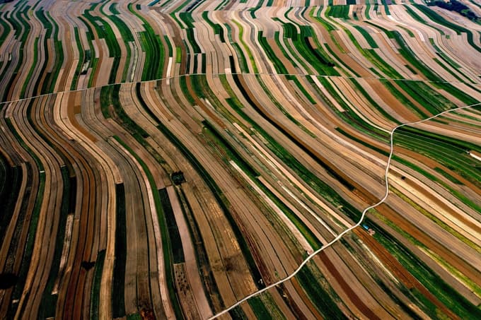 Barve zemljišč se prelivajo od svetlo rumene do temno zelene in rjave.